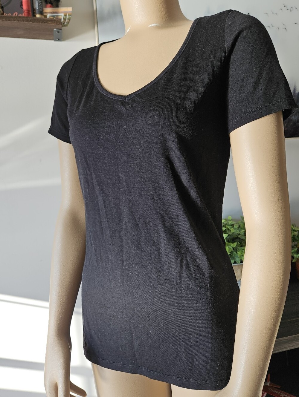 Icebreaker Merino Wool Blend Black V Neck Women’s Tee Basic Capsule Wardrobe M
